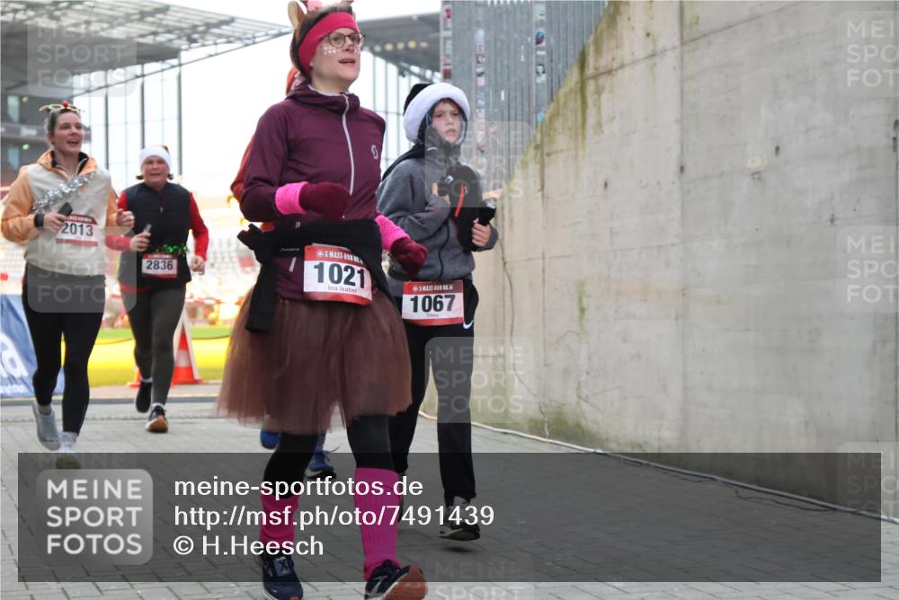 08.12.2024 - St. Pauli X-Mass-Run No. 14 H.Heesch http://msf.ph/oto/7491439 08.12.2024 10:05:22 Ziel 1189, 1355, 2042, 2043, 24, 1021, 1067, 2013, 2015, 2836, 3077, 3313, 3317, 3318 meine-sportfotos.de