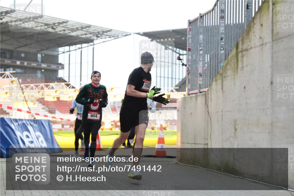 08.12.2024 - St. Pauli X-Mass-Run No. 14 H.Heesch http://msf.ph/oto/7491442 08.12.2024 09:57:23 Ziel 364, 384, 420, 1741, 3022, 3139, 755, 763, 904, 1291, 1982, 2267 meine-sportfotos.de
