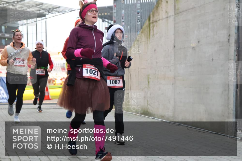 08.12.2024 - St. Pauli X-Mass-Run No. 14 H.Heesch http://msf.ph/oto/7491446 08.12.2024 10:05:22 Ziel 1189, 1355, 2042, 2043, 24, 1021, 1067, 2013, 2015, 2836, 3077, 3313, 3317, 3318 meine-sportfotos.de