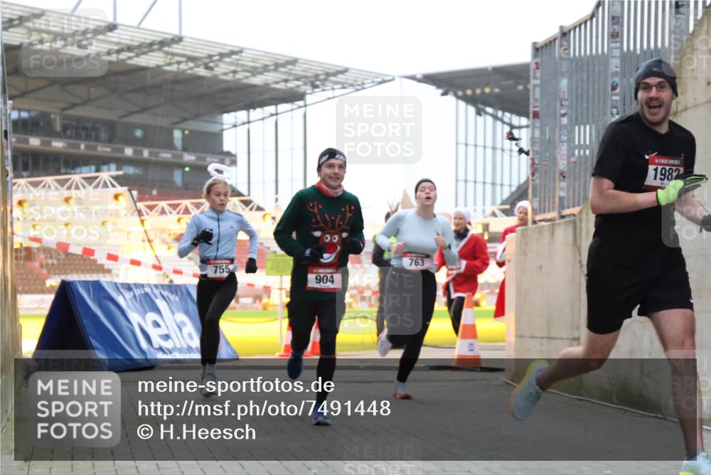 08.12.2024 - St. Pauli X-Mass-Run No. 14 H.Heesch http://msf.ph/oto/7491448 08.12.2024 09:57:24 Ziel 364, 384, 420, 755, 763, 1741, 1982, 3022, 3139, 755, 763, 904, 1291, 1982, 2267 meine-sportfotos.de