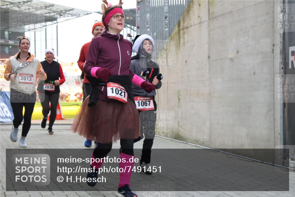 08.12.2024 - St. Pauli X-Mass-Run No. 14 H.Heesch http://msf.ph/oto/7491451 08.12.2024 10:05:22 Ziel 1189, 1355, 2042, 2043, 24, 1021, 1067, 2013, 2015, 2836, 3077, 3313, 3317, 3318 meine-sportfotos.de
