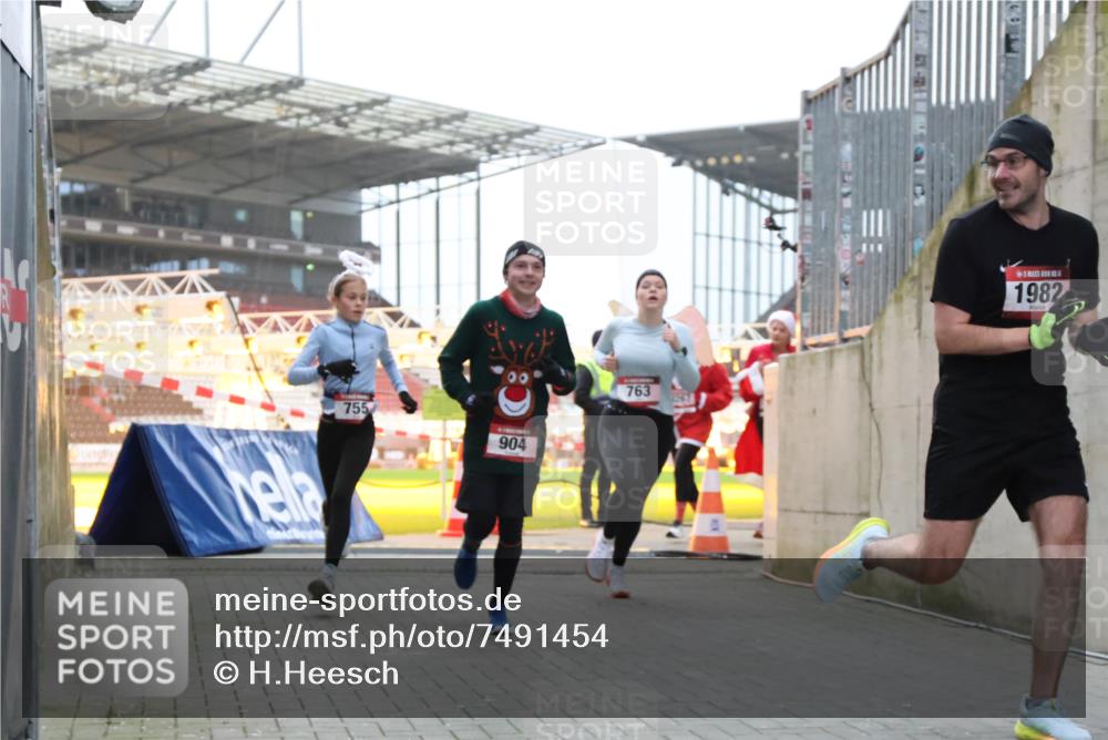 08.12.2024 - St. Pauli X-Mass-Run No. 14 H.Heesch http://msf.ph/oto/7491454 08.12.2024 09:57:24 Ziel 364, 384, 420, 755, 763, 1741, 1982, 3022, 3139, 755, 763, 904, 1291, 1982, 2267 meine-sportfotos.de