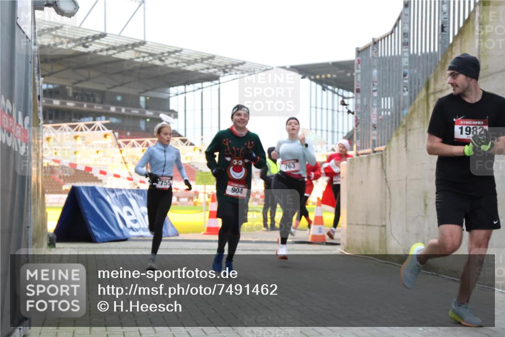 08.12.2024 - St. Pauli X-Mass-Run No. 14 H.Heesch http://msf.ph/oto/7491462 08.12.2024 09:57:24 Ziel 364, 384, 420, 755, 763, 1741, 1982, 3022, 3139, 755, 763, 904, 1291, 1982, 2267 meine-sportfotos.de