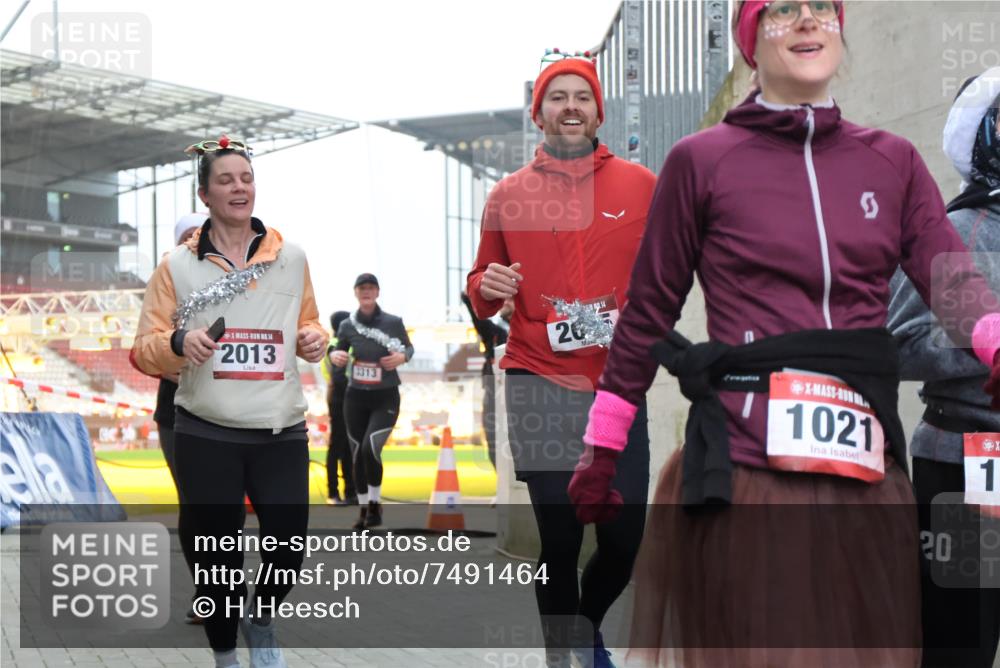08.12.2024 - St. Pauli X-Mass-Run No. 14 H.Heesch http://msf.ph/oto/7491464 08.12.2024 10:05:24 Ziel 1021, 1067, 1189, 1355, 2013, 2042, 2043, 24, 1021, 1067, 2013, 2015, 2165, 2836, 3077, 3311, 3313, 3314, 3315, 3317, 3318 meine-sportfotos.de