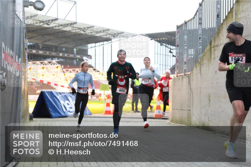 08.12.2024 - St. Pauli X-Mass-Run No. 14 H.Heesch http://msf.ph/oto/7491468 08.12.2024 09:57:24 Ziel 364, 384, 420, 755, 763, 1741, 1982, 3022, 3139, 755, 763, 904, 1291, 1982, 2267 meine-sportfotos.de