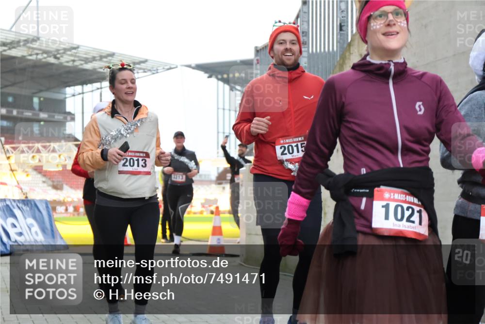 08.12.2024 - St. Pauli X-Mass-Run No. 14 H.Heesch http://msf.ph/oto/7491471 08.12.2024 10:05:24 Ziel 1021, 1067, 1189, 1355, 2013, 2042, 2043, 24, 1021, 1067, 2013, 2015, 2165, 2836, 3077, 3311, 3313, 3314, 3315, 3317, 3318 meine-sportfotos.de