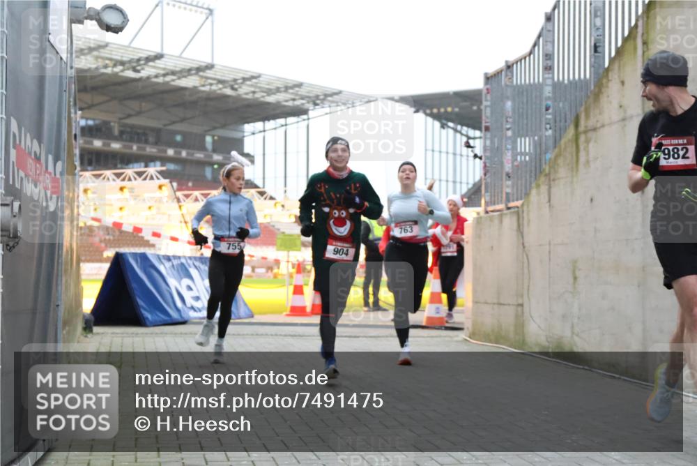 08.12.2024 - St. Pauli X-Mass-Run No. 14 H.Heesch http://msf.ph/oto/7491475 08.12.2024 09:57:24 Ziel 364, 384, 420, 755, 763, 1741, 1982, 3022, 3139, 755, 763, 904, 1291, 1982, 2267 meine-sportfotos.de