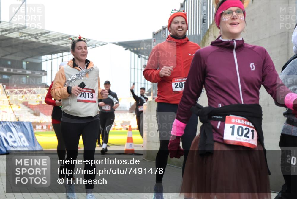 08.12.2024 - St. Pauli X-Mass-Run No. 14 H.Heesch http://msf.ph/oto/7491478 08.12.2024 10:05:24 Ziel 1021, 1067, 1189, 1355, 2013, 2042, 2043, 24, 1021, 1067, 2013, 2015, 2165, 2836, 3077, 3311, 3313, 3314, 3315, 3317, 3318 meine-sportfotos.de