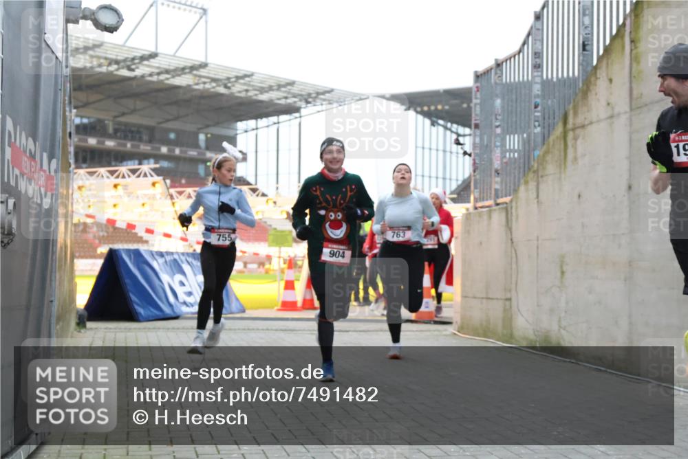 08.12.2024 - St. Pauli X-Mass-Run No. 14 H.Heesch http://msf.ph/oto/7491482 08.12.2024 09:57:24 Ziel 364, 384, 420, 755, 763, 1741, 1982, 3022, 3139, 755, 763, 904, 1291, 1982, 2267 meine-sportfotos.de