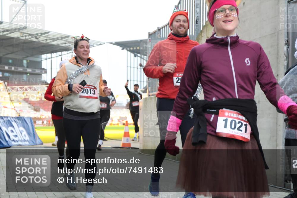 08.12.2024 - St. Pauli X-Mass-Run No. 14 H.Heesch http://msf.ph/oto/7491483 08.12.2024 10:05:24 Ziel 1021, 1067, 1189, 1355, 2013, 2042, 2043, 24, 1021, 1067, 2013, 2015, 2165, 2836, 3077, 3311, 3313, 3314, 3315, 3317, 3318 meine-sportfotos.de