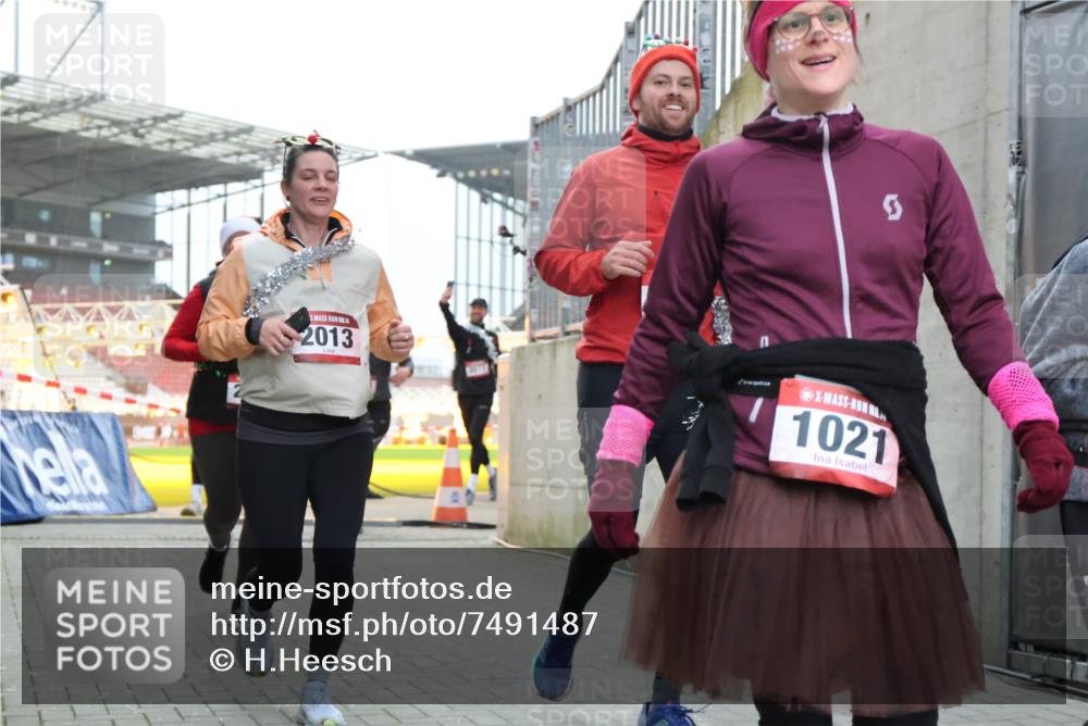 08.12.2024 - St. Pauli X-Mass-Run No. 14 H.Heesch http://msf.ph/oto/7491487 08.12.2024 10:05:24 Ziel 1021, 1067, 1189, 1355, 2013, 2042, 2043, 24, 1021, 1067, 2013, 2015, 2165, 2836, 3077, 3311, 3313, 3314, 3315, 3317, 3318 meine-sportfotos.de