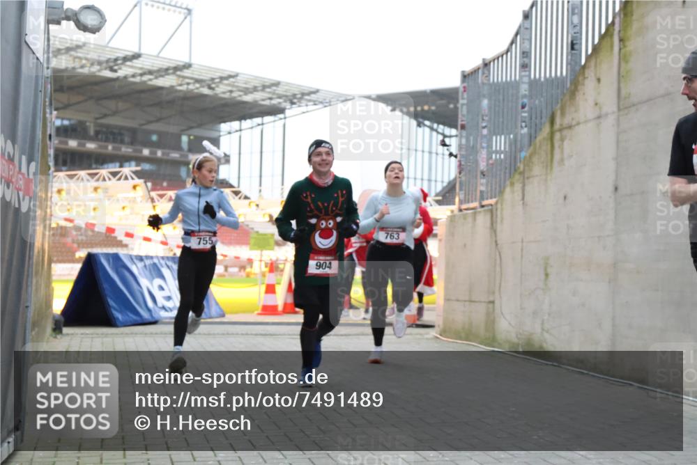 08.12.2024 - St. Pauli X-Mass-Run No. 14 H.Heesch http://msf.ph/oto/7491489 08.12.2024 09:57:24 Ziel 364, 384, 420, 755, 763, 1741, 1982, 3022, 3139, 755, 763, 904, 1291, 1982, 2267 meine-sportfotos.de
