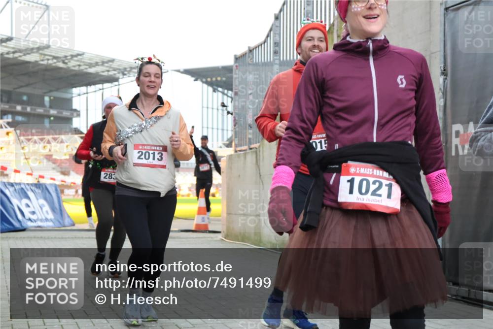 08.12.2024 - St. Pauli X-Mass-Run No. 14 H.Heesch http://msf.ph/oto/7491499 08.12.2024 10:05:24 Ziel 1021, 1067, 1189, 1355, 2013, 2042, 2043, 24, 1021, 1067, 2013, 2015, 2165, 2836, 3077, 3311, 3313, 3314, 3315, 3317, 3318 meine-sportfotos.de