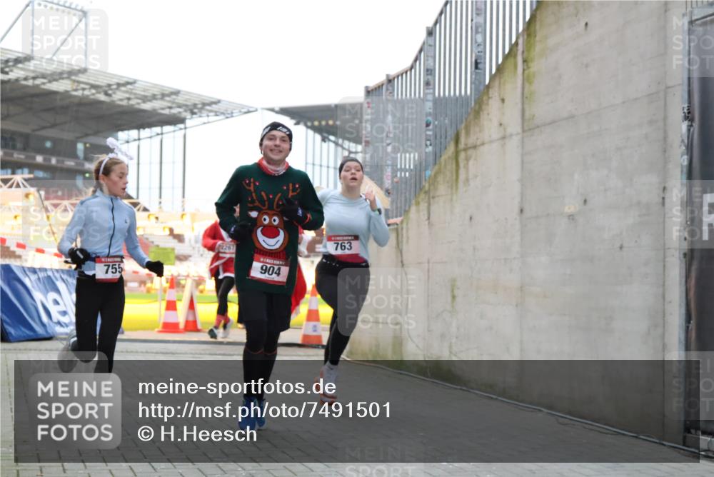 08.12.2024 - St. Pauli X-Mass-Run No. 14 H.Heesch http://msf.ph/oto/7491501 08.12.2024 09:57:24 Ziel 364, 384, 420, 755, 763, 1741, 1982, 3022, 3139, 755, 763, 904, 1291, 1982, 2267 meine-sportfotos.de