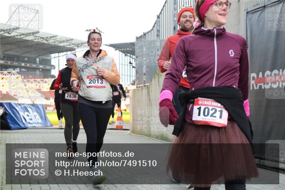 08.12.2024 - St. Pauli X-Mass-Run No. 14 H.Heesch http://msf.ph/oto/7491510 08.12.2024 10:05:24 Ziel 1021, 1067, 1189, 1355, 2013, 2042, 2043, 24, 1021, 1067, 2013, 2015, 2165, 2836, 3077, 3311, 3313, 3314, 3315, 3317, 3318 meine-sportfotos.de