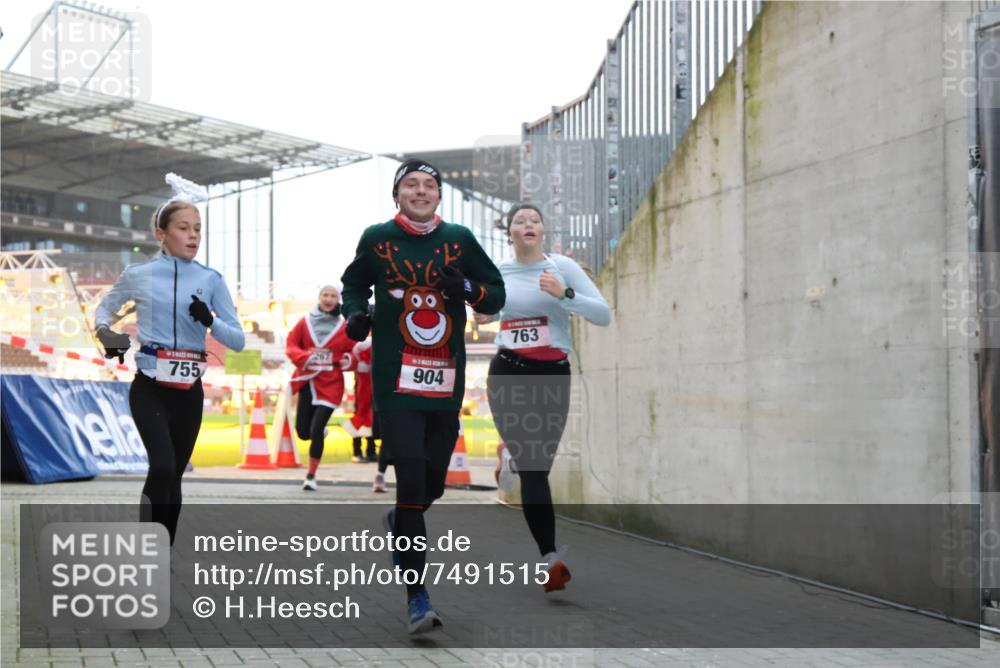 08.12.2024 - St. Pauli X-Mass-Run No. 14 H.Heesch http://msf.ph/oto/7491515 08.12.2024 09:57:25 Ziel 364, 384, 420, 755, 763, 904, 1741, 1982, 3022, 3139, 755, 763, 904, 1291, 1982, 2267 meine-sportfotos.de