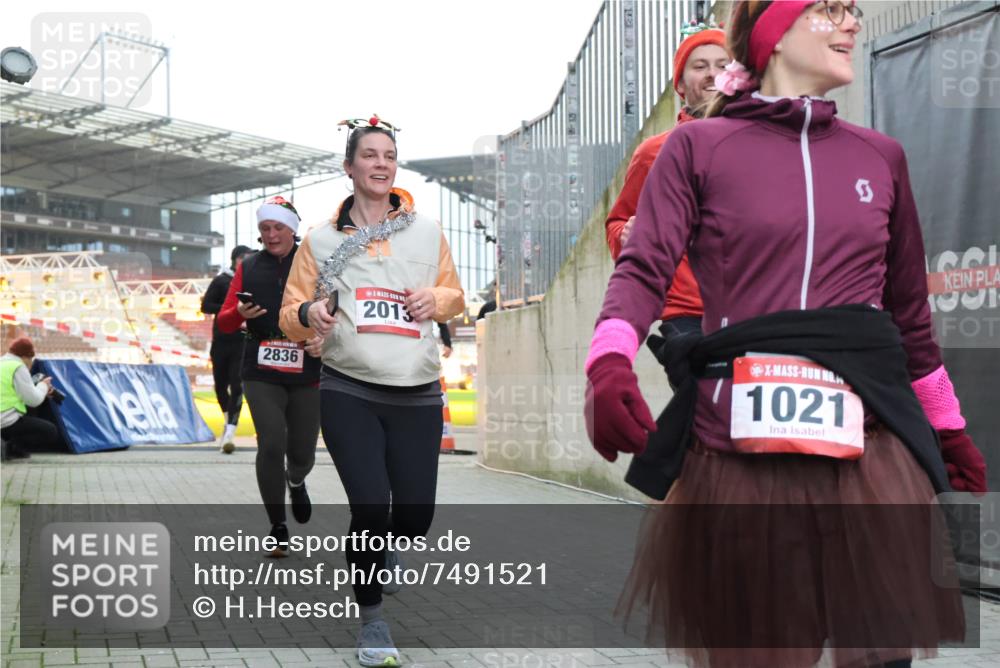 08.12.2024 - St. Pauli X-Mass-Run No. 14 H.Heesch http://msf.ph/oto/7491521 08.12.2024 10:05:24 Ziel 1021, 1067, 1189, 1355, 2013, 2042, 2043, 24, 1021, 1067, 2013, 2015, 2165, 2836, 3077, 3311, 3313, 3314, 3315, 3317, 3318 meine-sportfotos.de