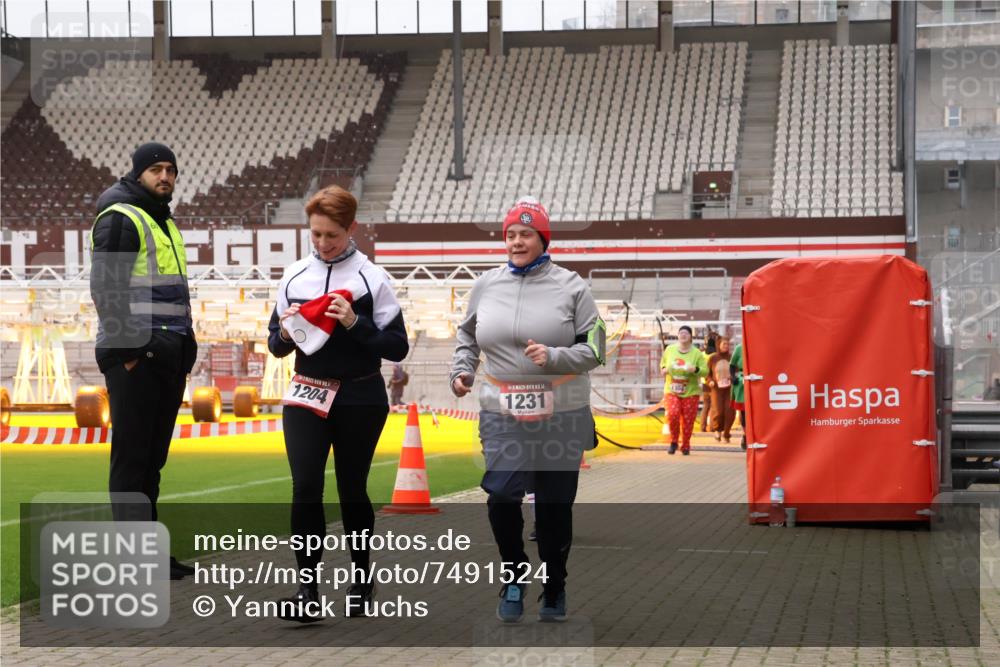 08.12.2024 - St. Pauli X-Mass-Run No. 14 Yannick Fuchs http://msf.ph/oto/7491524 08.12.2024 10:42:52 Ziel 1012, 1204, 1205, 1231, 1520, 1524, 1525, 1830, 3229 meine-sportfotos.de