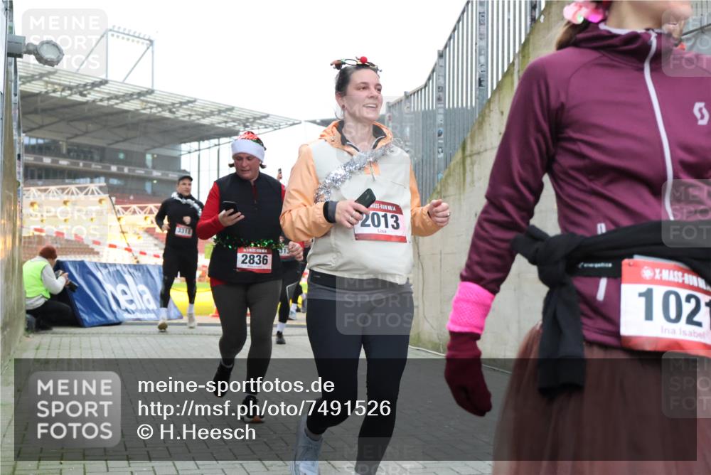 08.12.2024 - St. Pauli X-Mass-Run No. 14 H.Heesch http://msf.ph/oto/7491526 08.12.2024 10:05:25 Ziel 1021, 1067, 1189, 1355, 2013, 2015, 2042, 2043, 2836, 24, 1021, 1067, 2013, 2015, 2165, 2836, 3077, 3310, 3311, 3312, 3313, 3314, 3315, 3317, 3318 meine-sportfotos.de