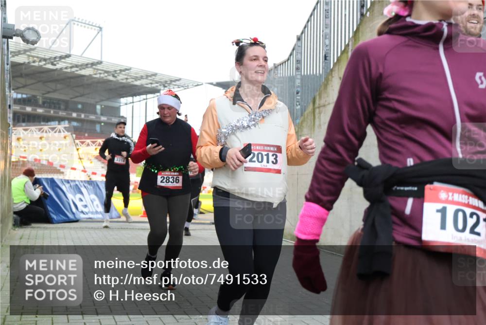 08.12.2024 - St. Pauli X-Mass-Run No. 14 H.Heesch http://msf.ph/oto/7491533 08.12.2024 10:05:25 Ziel 1021, 1067, 1189, 1355, 2013, 2015, 2042, 2043, 2836, 24, 1021, 1067, 2013, 2015, 2165, 2836, 3077, 3310, 3311, 3312, 3313, 3314, 3315, 3317, 3318 meine-sportfotos.de