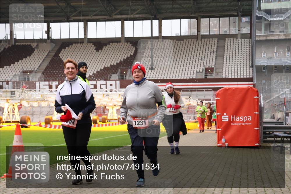 08.12.2024 - St. Pauli X-Mass-Run No. 14 Yannick Fuchs http://msf.ph/oto/7491534 08.12.2024 10:42:53 Ziel 1012, 1204, 1205, 1231, 1520, 1524, 1525, 1830, 3229 meine-sportfotos.de