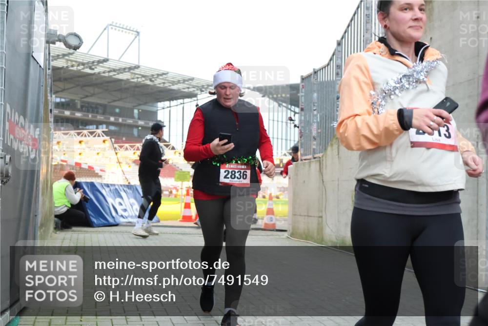 08.12.2024 - St. Pauli X-Mass-Run No. 14 H.Heesch http://msf.ph/oto/7491549 08.12.2024 10:05:25 Ziel 1021, 1067, 1189, 1355, 2013, 2015, 2042, 2043, 2836, 24, 1021, 1067, 2013, 2015, 2165, 2836, 3077, 3310, 3311, 3312, 3313, 3314, 3315, 3317, 3318 meine-sportfotos.de
