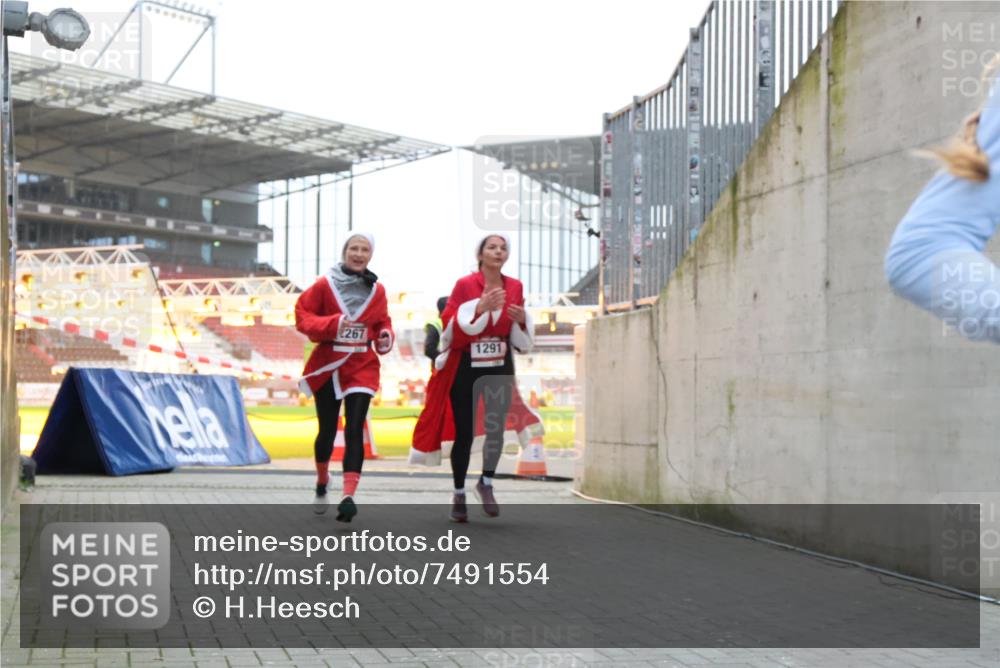 08.12.2024 - St. Pauli X-Mass-Run No. 14 H.Heesch http://msf.ph/oto/7491554 08.12.2024 09:57:26 Ziel 364, 384, 420, 755, 763, 904, 1982, 3022, 3139, 755, 763, 904, 1291, 1982, 2267, 3162 meine-sportfotos.de