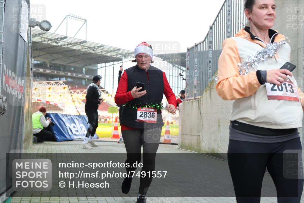 08.12.2024 - St. Pauli X-Mass-Run No. 14 H.Heesch http://msf.ph/oto/7491557 08.12.2024 10:05:25 Ziel 1021, 1067, 1189, 1355, 2013, 2015, 2042, 2043, 2836, 24, 1021, 1067, 2013, 2015, 2165, 2836, 3077, 3310, 3311, 3312, 3313, 3314, 3315, 3317, 3318 meine-sportfotos.de