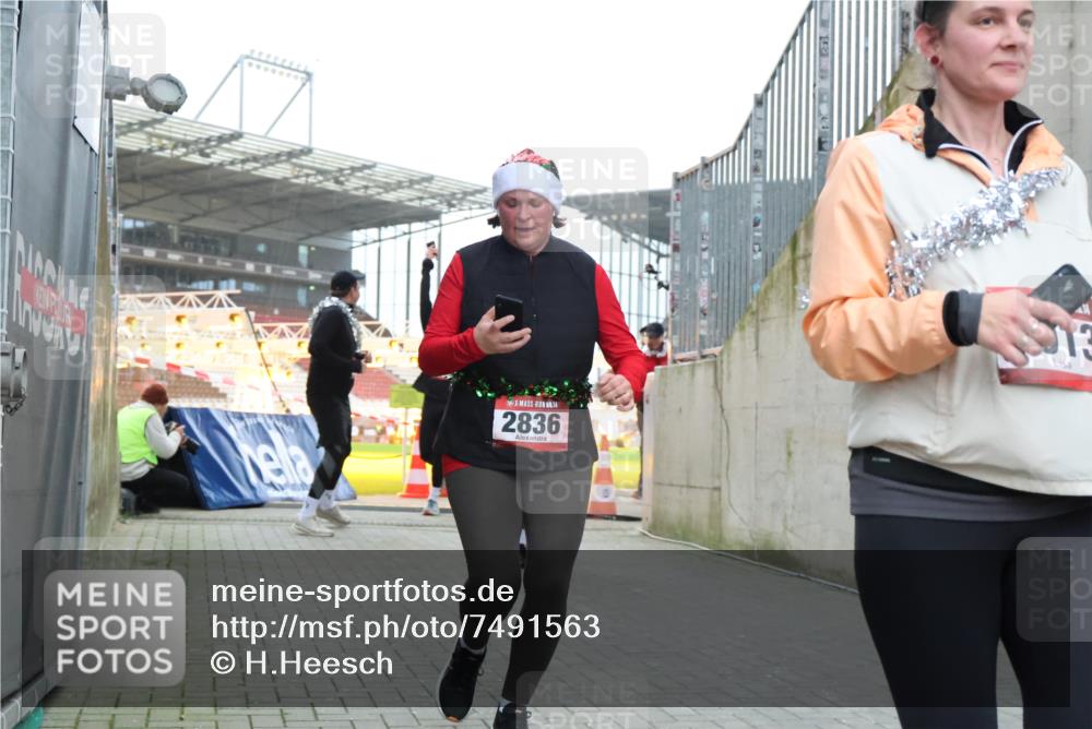 08.12.2024 - St. Pauli X-Mass-Run No. 14 H.Heesch http://msf.ph/oto/7491563 08.12.2024 10:05:25 Ziel 1021, 1067, 1189, 1355, 2013, 2015, 2042, 2043, 2836, 24, 1021, 1067, 2013, 2015, 2165, 2836, 3077, 3310, 3311, 3312, 3313, 3314, 3315, 3317, 3318 meine-sportfotos.de