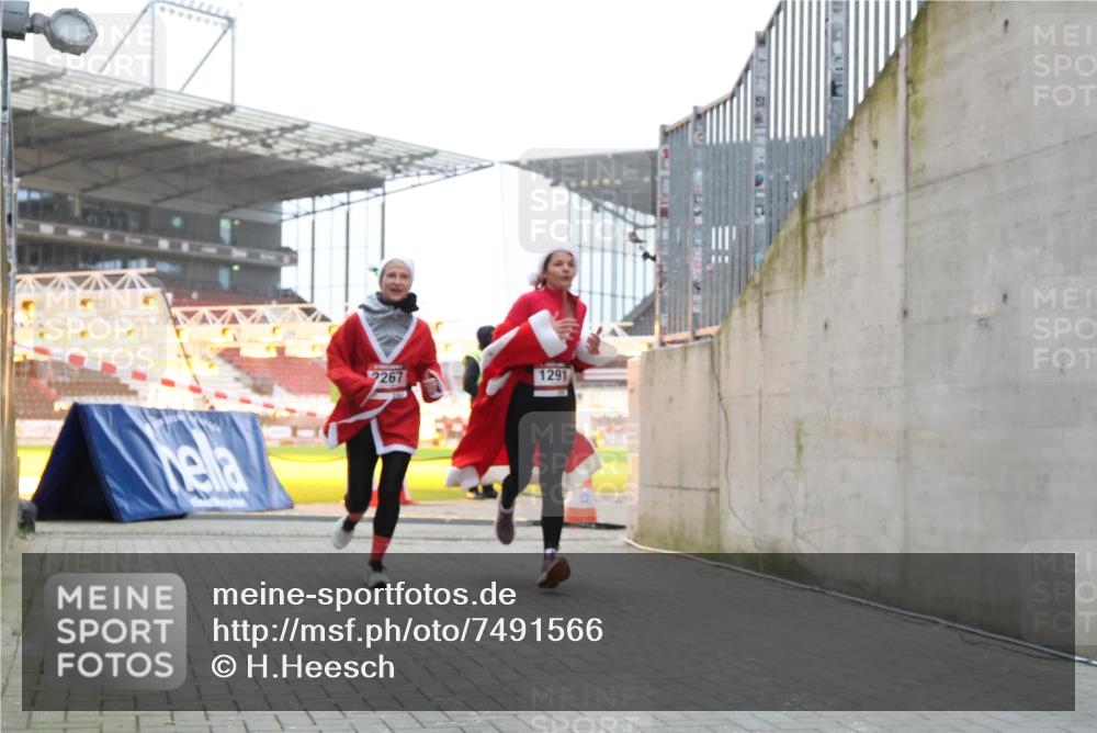 08.12.2024 - St. Pauli X-Mass-Run No. 14 H.Heesch http://msf.ph/oto/7491566 08.12.2024 09:57:26 Ziel 364, 384, 420, 755, 763, 904, 1982, 3022, 3139, 755, 763, 904, 1291, 1982, 2267, 3162 meine-sportfotos.de