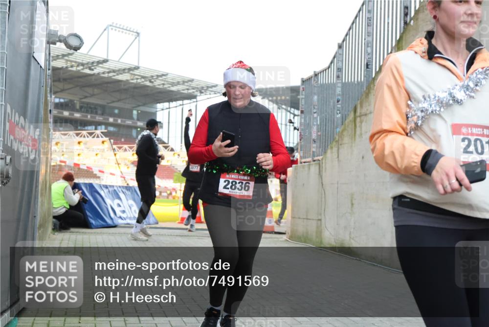 08.12.2024 - St. Pauli X-Mass-Run No. 14 H.Heesch http://msf.ph/oto/7491569 08.12.2024 10:05:26 Ziel 1021, 1067, 1189, 1355, 2013, 2015, 2042, 2836, 24, 273, 312, 2013, 2015, 2165, 2836, 3077, 3310, 3311, 3312, 3313, 3314, 3315, 3316, 3317, 3318 meine-sportfotos.de