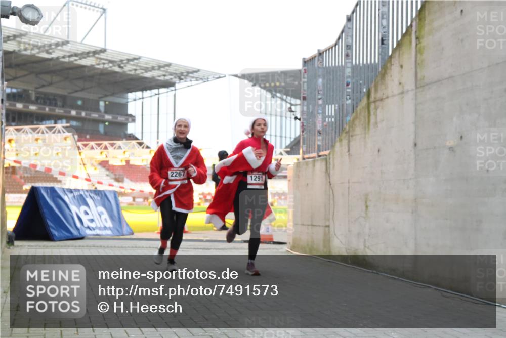 08.12.2024 - St. Pauli X-Mass-Run No. 14 H.Heesch http://msf.ph/oto/7491573 08.12.2024 09:57:26 Ziel 364, 384, 420, 755, 763, 904, 1982, 3022, 3139, 755, 763, 904, 1291, 1982, 2267, 3162 meine-sportfotos.de