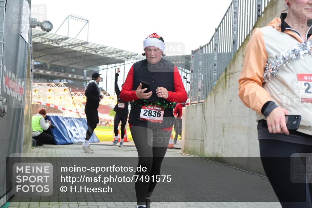 08.12.2024 - St. Pauli X-Mass-Run No. 14 H.Heesch http://msf.ph/oto/7491575 08.12.2024 10:05:26 Ziel 1021, 1067, 1189, 1355, 2013, 2015, 2042, 2836, 24, 273, 312, 2013, 2015, 2165, 2836, 3077, 3310, 3311, 3312, 3313, 3314, 3315, 3316, 3317, 3318 meine-sportfotos.de