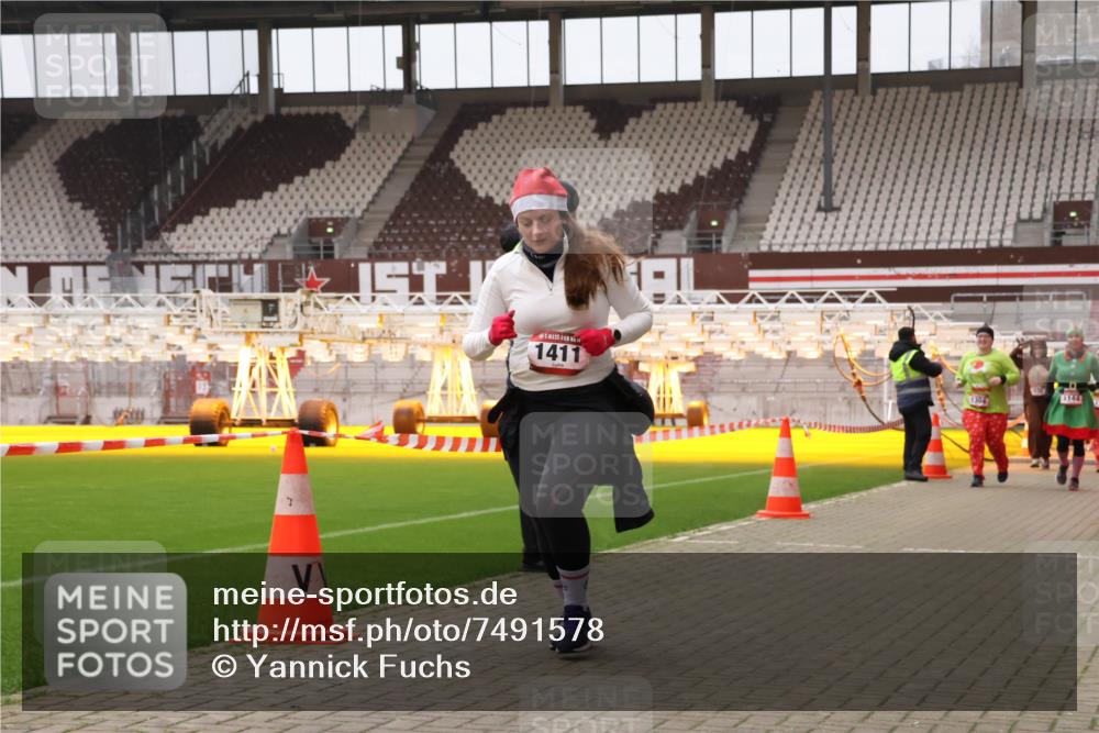 08.12.2024 - St. Pauli X-Mass-Run No. 14 Yannick Fuchs http://msf.ph/oto/7491578 08.12.2024 10:42:55 Ziel 1012, 1030, 1144, 1204, 1205, 1231, 1304, 1520, 1524, 1525, 1830, 3229 meine-sportfotos.de