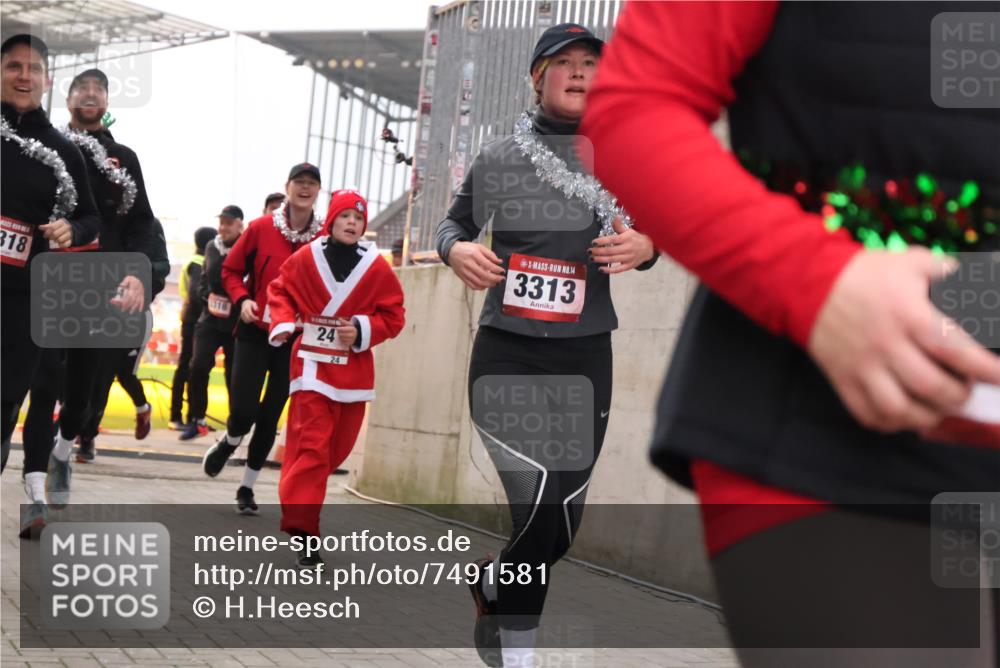 08.12.2024 - St. Pauli X-Mass-Run No. 14 H.Heesch http://msf.ph/oto/7491581 08.12.2024 10:05:27 Ziel 1021, 1067, 1355, 2013, 2015, 2042, 2836, 3313, 24, 273, 312, 1959, 2015, 2165, 2836, 3077, 3310, 3311, 3312, 3313, 3314, 3315, 3316, 3317, 3318 meine-sportfotos.de