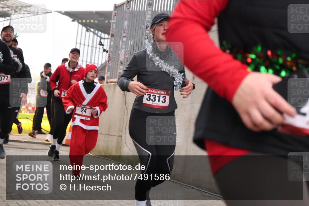 08.12.2024 - St. Pauli X-Mass-Run No. 14 H.Heesch http://msf.ph/oto/7491586 08.12.2024 10:05:27 Ziel 1021, 1067, 1355, 2013, 2015, 2042, 2836, 3313, 24, 273, 312, 1959, 2015, 2165, 2836, 3077, 3310, 3311, 3312, 3313, 3314, 3315, 3316, 3317, 3318 meine-sportfotos.de