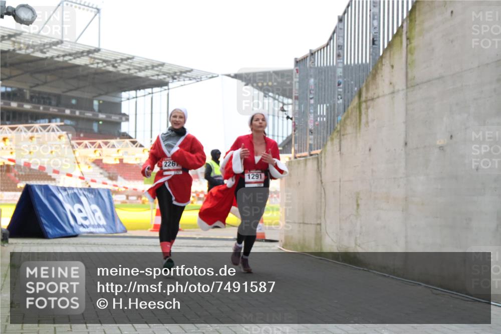 08.12.2024 - St. Pauli X-Mass-Run No. 14 H.Heesch http://msf.ph/oto/7491587 08.12.2024 09:57:26 Ziel 364, 384, 420, 755, 763, 904, 1982, 3022, 3139, 755, 763, 904, 1291, 1982, 2267, 3162 meine-sportfotos.de
