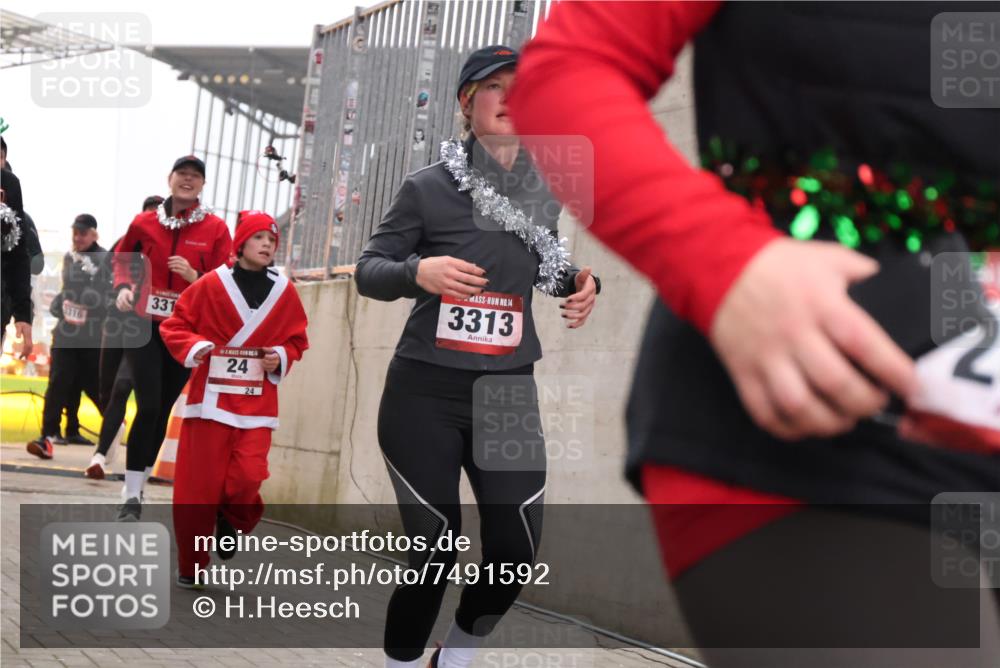 08.12.2024 - St. Pauli X-Mass-Run No. 14 H.Heesch http://msf.ph/oto/7491592 08.12.2024 10:05:27 Ziel 1021, 1067, 1355, 2013, 2015, 2042, 2836, 3313, 24, 273, 312, 1959, 2015, 2165, 2836, 3077, 3310, 3311, 3312, 3313, 3314, 3315, 3316, 3317, 3318 meine-sportfotos.de