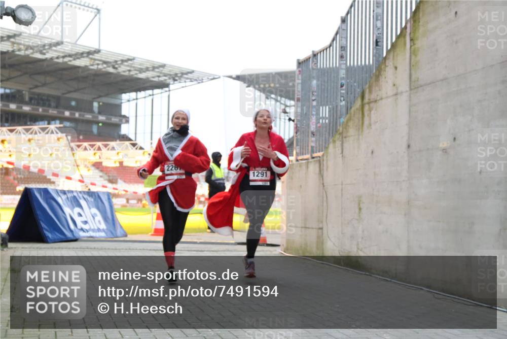 08.12.2024 - St. Pauli X-Mass-Run No. 14 H.Heesch http://msf.ph/oto/7491594 08.12.2024 09:57:26 Ziel 364, 384, 420, 755, 763, 904, 1982, 3022, 3139, 755, 763, 904, 1291, 1982, 2267, 3162 meine-sportfotos.de