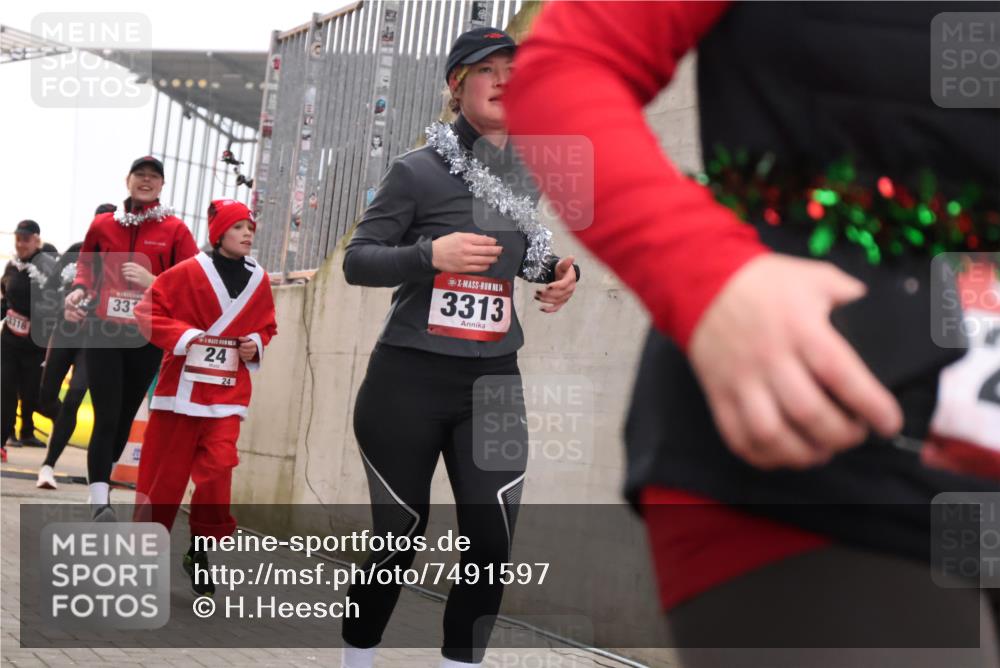 08.12.2024 - St. Pauli X-Mass-Run No. 14 H.Heesch http://msf.ph/oto/7491597 08.12.2024 10:05:27 Ziel 1021, 1067, 1355, 2013, 2015, 2042, 2836, 3313, 24, 273, 312, 1959, 2015, 2165, 2836, 3077, 3310, 3311, 3312, 3313, 3314, 3315, 3316, 3317, 3318 meine-sportfotos.de