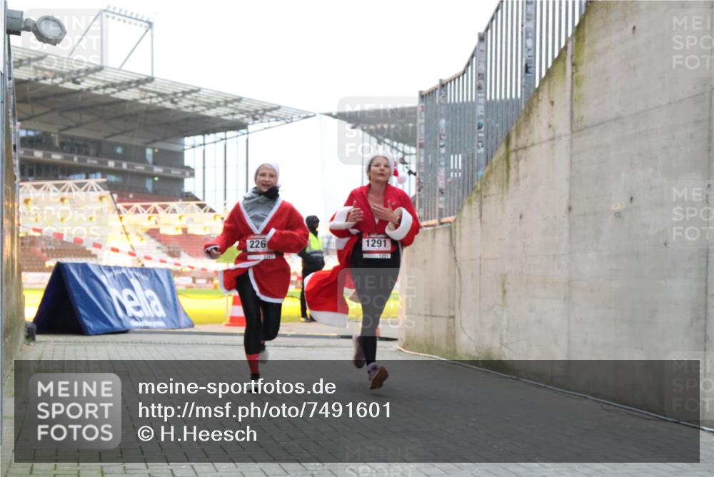 08.12.2024 - St. Pauli X-Mass-Run No. 14 H.Heesch http://msf.ph/oto/7491601 08.12.2024 09:57:26 Ziel 364, 384, 420, 755, 763, 904, 1982, 3022, 3139, 755, 763, 904, 1291, 1982, 2267, 3162 meine-sportfotos.de