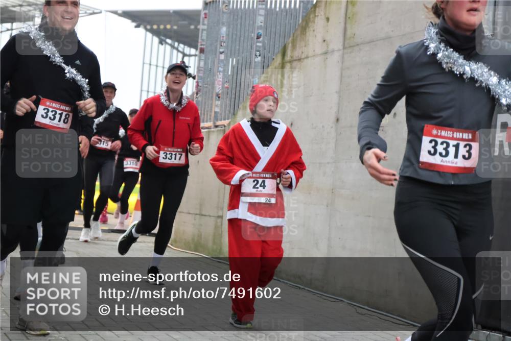 08.12.2024 - St. Pauli X-Mass-Run No. 14 H.Heesch http://msf.ph/oto/7491602 08.12.2024 10:05:28 Ziel 1021, 1067, 2013, 2015, 2836, 3313, 3318, 24, 273, 312, 1959, 2165, 3077, 3310, 3311, 3312, 3313, 3314, 3315, 3316, 3317, 3318 meine-sportfotos.de