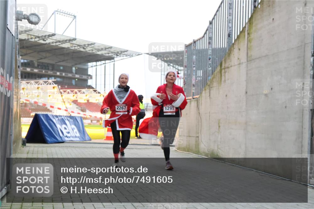 08.12.2024 - St. Pauli X-Mass-Run No. 14 H.Heesch http://msf.ph/oto/7491605 08.12.2024 09:57:26 Ziel 364, 384, 420, 755, 763, 904, 1982, 3022, 3139, 755, 763, 904, 1291, 1982, 2267, 3162 meine-sportfotos.de