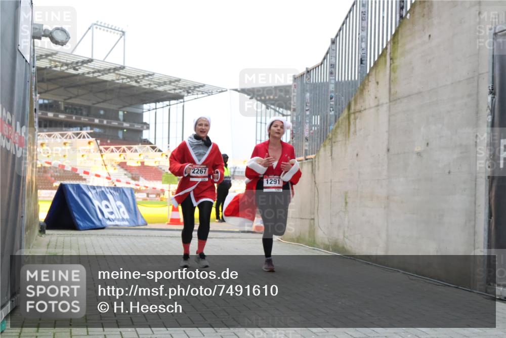 08.12.2024 - St. Pauli X-Mass-Run No. 14 H.Heesch http://msf.ph/oto/7491610 08.12.2024 09:57:26 Ziel 364, 384, 420, 755, 763, 904, 1982, 3022, 3139, 755, 763, 904, 1291, 1982, 2267, 3162 meine-sportfotos.de