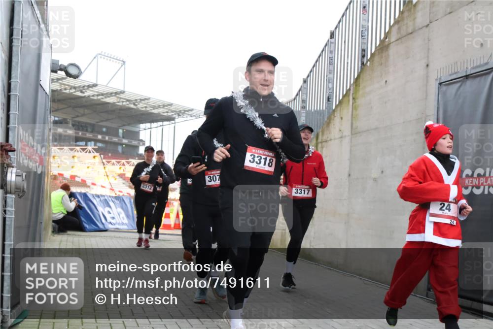 08.12.2024 - St. Pauli X-Mass-Run No. 14 H.Heesch http://msf.ph/oto/7491611 08.12.2024 10:05:29 Ziel 24, 1021, 1067, 2013, 2015, 2836, 3077, 3313, 3318, 24, 273, 312, 1959, 2165, 3077, 3310, 3311, 3312, 3313, 3314, 3315, 3316, 3317, 3318 meine-sportfotos.de