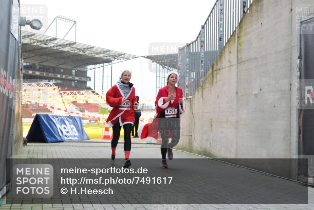 08.12.2024 - St. Pauli X-Mass-Run No. 14 H.Heesch http://msf.ph/oto/7491617 08.12.2024 09:57:26 Ziel 364, 384, 420, 755, 763, 904, 1982, 3022, 3139, 755, 763, 904, 1291, 1982, 2267, 3162 meine-sportfotos.de