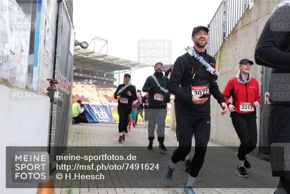 08.12.2024 - St. Pauli X-Mass-Run No. 14 H.Heesch http://msf.ph/oto/7491624 08.12.2024 10:05:30 Ziel 24, 1021, 1067, 2013, 2015, 2836, 3077, 3313, 3317, 3318, 24, 273, 312, 1959, 2165, 3077, 3310, 3311, 3312, 3314, 3315, 3316, 3317, 3318 meine-sportfotos.de