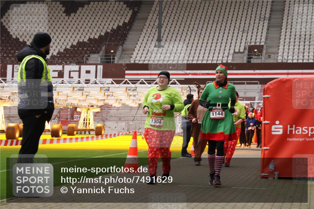08.12.2024 - St. Pauli X-Mass-Run No. 14 Yannick Fuchs http://msf.ph/oto/7491629 08.12.2024 10:43:01 Ziel 1030, 1103, 1144, 1204, 1231, 1304, 1411, 1520, 1524, 1525 meine-sportfotos.de