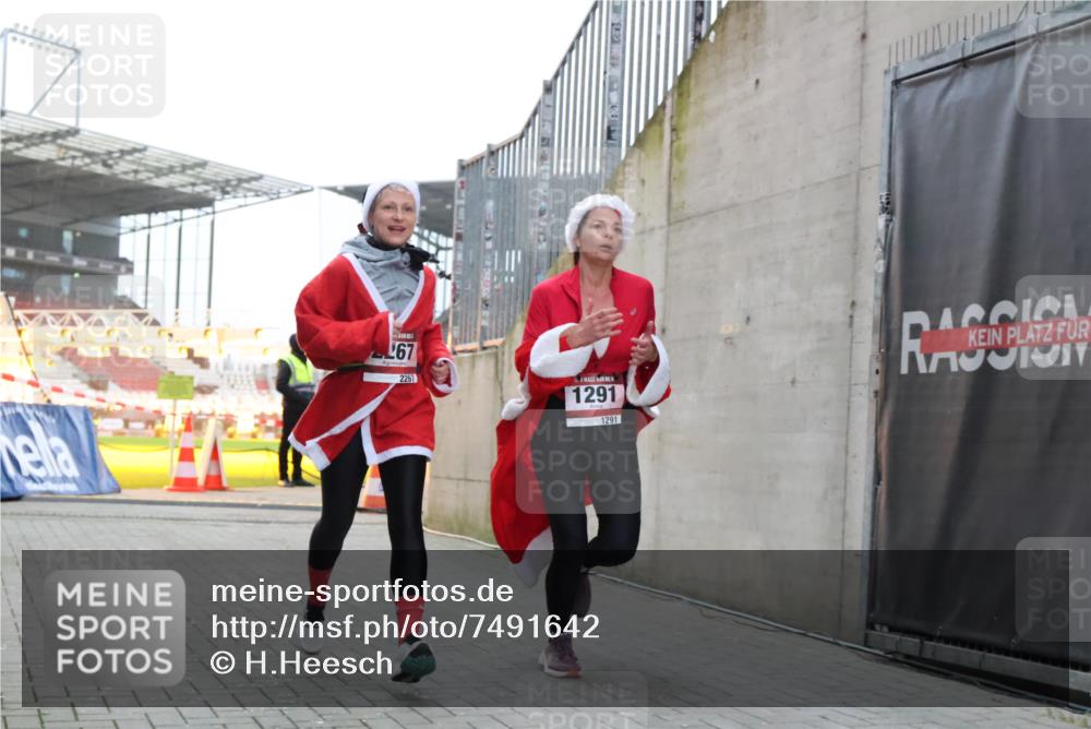 08.12.2024 - St. Pauli X-Mass-Run No. 14 H.Heesch http://msf.ph/oto/7491642 08.12.2024 09:57:27 Ziel 364, 384, 420, 755, 763, 904, 1291, 1982, 2267, 3022, 904, 1291, 2267, 3162 meine-sportfotos.de