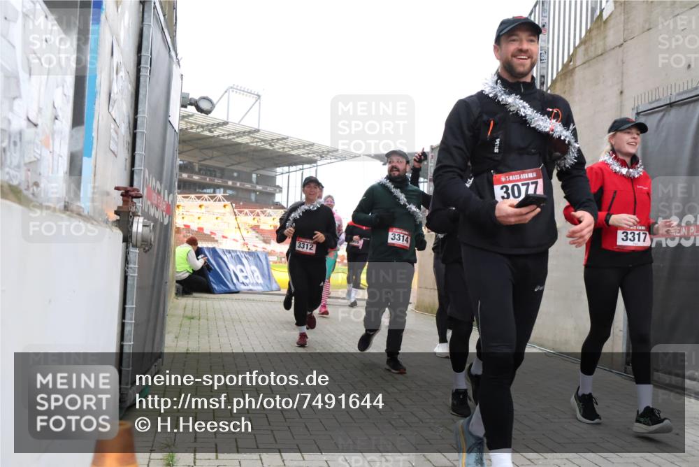 08.12.2024 - St. Pauli X-Mass-Run No. 14 H.Heesch http://msf.ph/oto/7491644 08.12.2024 10:05:30 Ziel 24, 1021, 1067, 2013, 2015, 2836, 3077, 3313, 3317, 3318, 24, 273, 312, 1959, 2165, 3077, 3310, 3311, 3312, 3314, 3315, 3316, 3317, 3318 meine-sportfotos.de